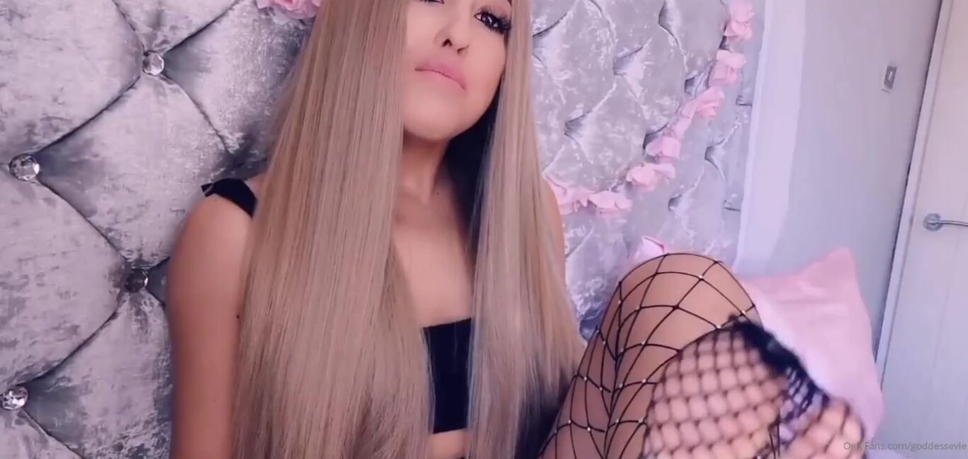 Miss Evie Lock Nicknamed Missevielock Onlyfans Good Morning Foot Freaks How Badly Would You Love To Worship