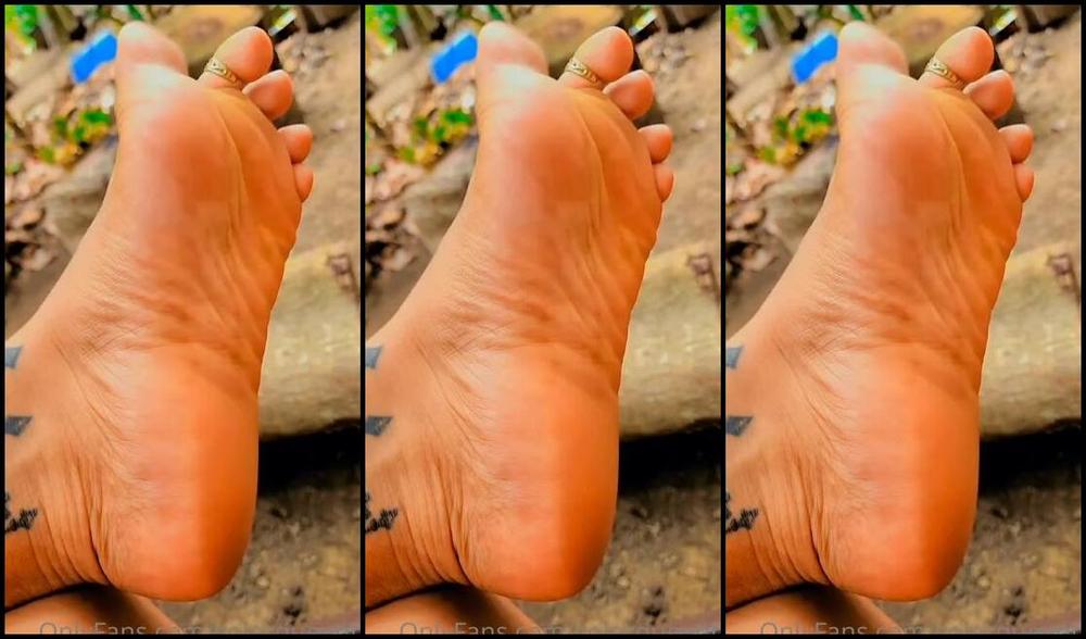 Meryann Aka Solesqueenrd Onlyfans Sexy Legs With Beautiful Feet