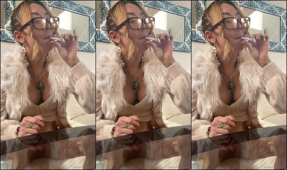 Kimberlychixxx Me All Dolled Up Rolling A Joint