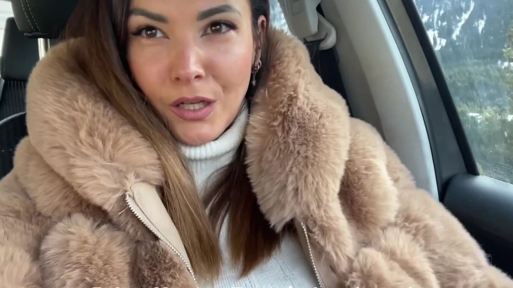 Avamoore 50925089_video_2023-03-06_08-08 je-mexhibe---me-gode-dans-ma-voiture-pres-dune-route MYM fans MYM fans