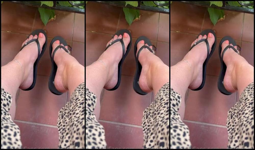 Caroline Aka Feetsiecakes Onlyfans Enjoying Lunch In Little Italy Dirty Flip Flop Feet From Walking Around 10
