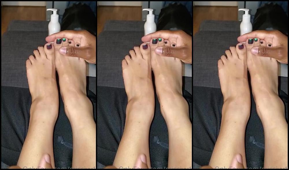 Maitresse Ivy Nicknamed Maitresseivy Onlyfans A Little Foot Massage To Start The Day Who Wants To Massace My Feet Next