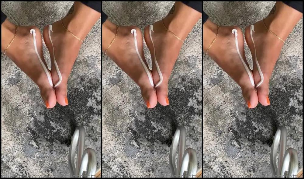 Prettyeyesprettytoes Nicknamed Prettyeyesprettytoes Onlyfans I Love To Lotion Them Up For You