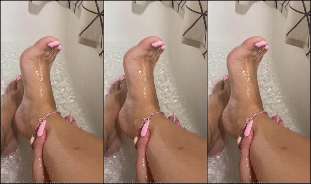 Footsiegalore Dripping Wet Shower Tootsies