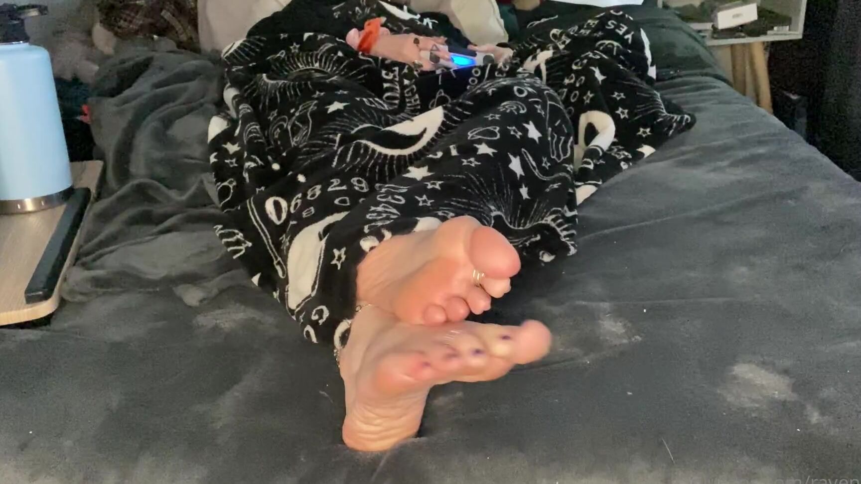 Ravensiryn Let Me Ignore You While I Game And You Worship