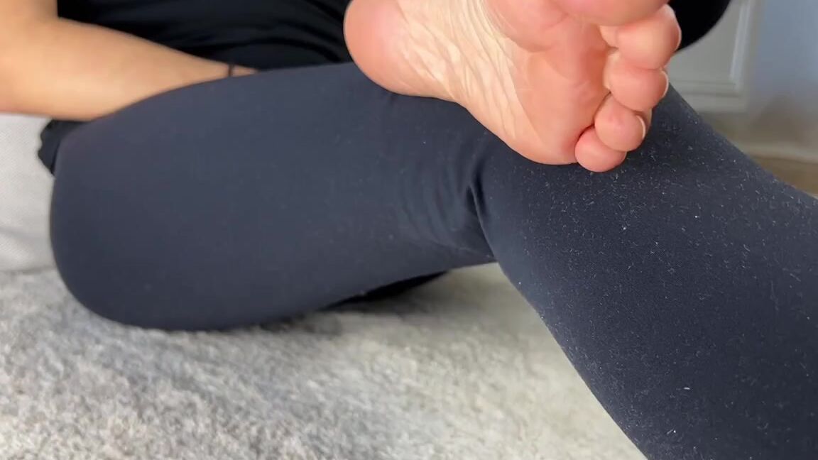 Goddess Claire Nicknamed Goddessclair 12 31 2022 Onlyfans Video Lets Get Into The New Year By Licking My Feet Together With Me