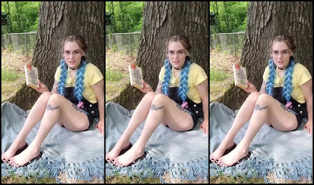Mythicmaggie Onlyfans Stranger Danger Mysterious Girl Lets You Worship Her Feet At The Park Pov You Seep