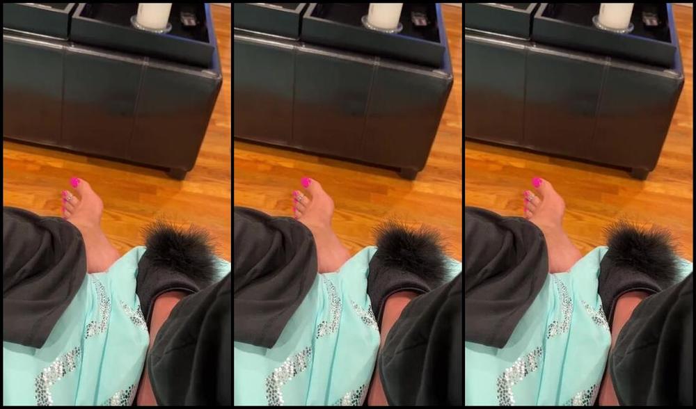 Goddess Pussyfoot Aka U186296307 Onlyfans Chillin With My Mom Watching Tv Being Naughty And Taking Sneaky Feet Videos Sneaky Feet Are The