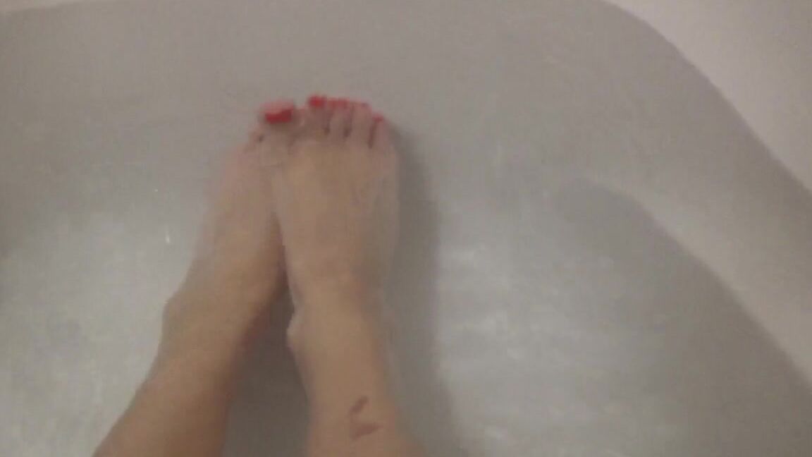 Goddess Vanessa Underwater Foot Joi