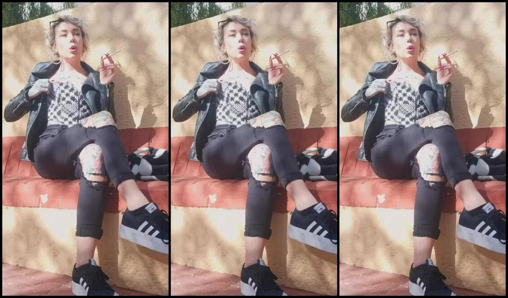 Queen Kinkerbell Nicknamed Kinkerbell23 Onlyfans Another Cheeky Crush As I Was Out And About Exploring Ignore The Background Noise And Just