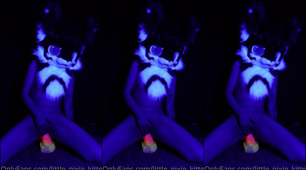 Little Pixie Kitten Using Large Snark From Paladin Pleasure Sculptors In Uv Light