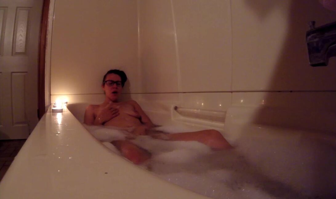 Amateur,Bathtub Fetish,Brunette,Fingering,Solo masturbation lilysage bubble bath cum ManyVids