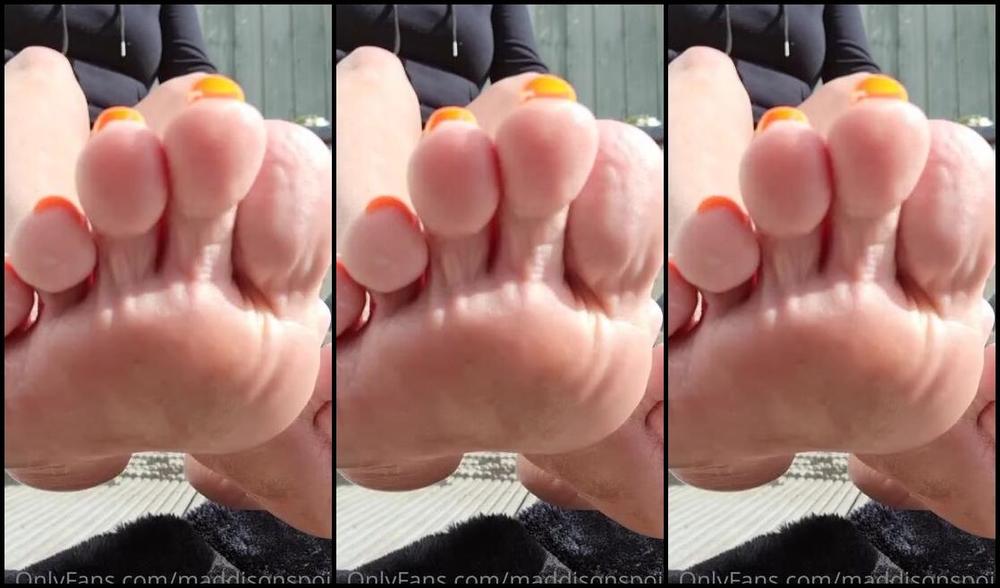Maddison Spoilt Nicknamed Maddisonspoilt Onlyfans I Love Sitting In The Sun While You Watch My Feet And Touch Yourself