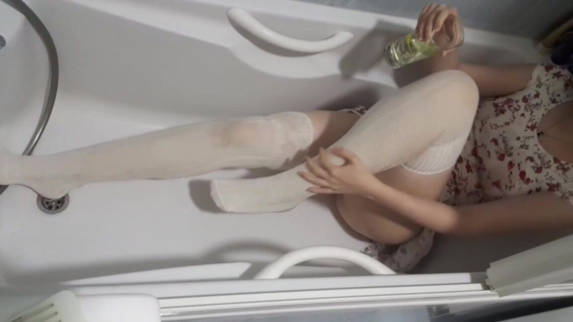 Littleredpanty P Play In The Tub