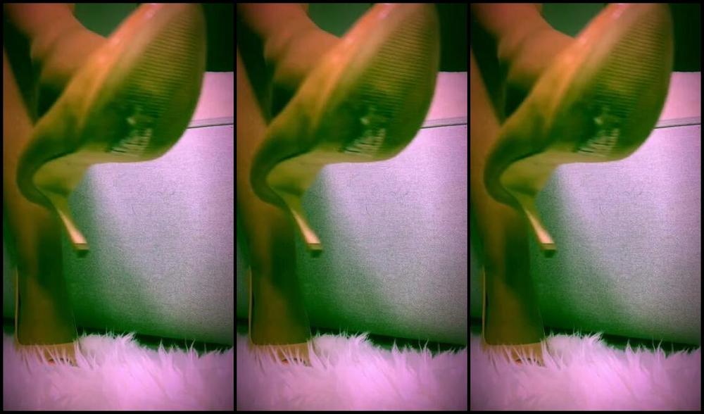 Goddessroxanarae Nicknamed Missroxanarae 11 11 2018 Onlyfans Video Look At This Heel Just Dangling Off My Goddess Toe Torturing You