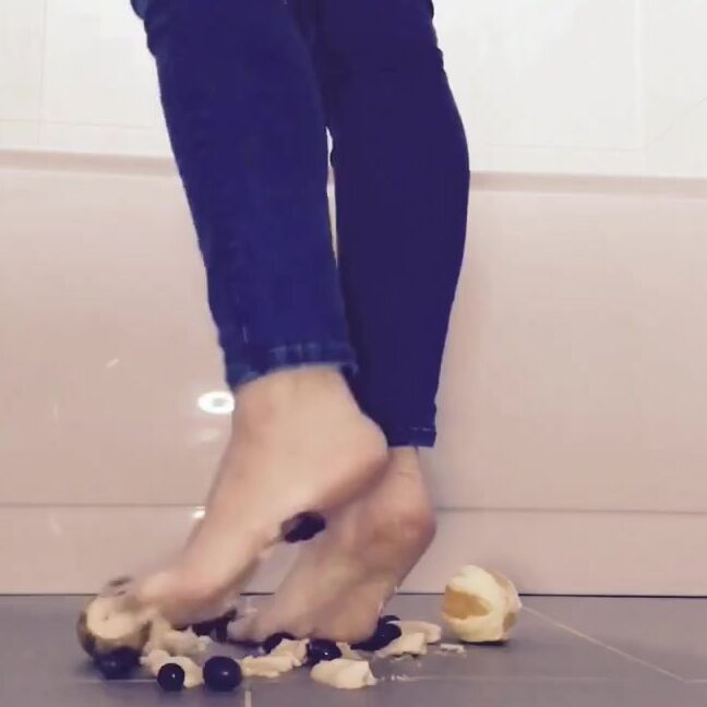 Lady Annabelle Onlyfans If You Are A Foot Lover You Will Enjoy So Much This Clip Crushing And Squashing