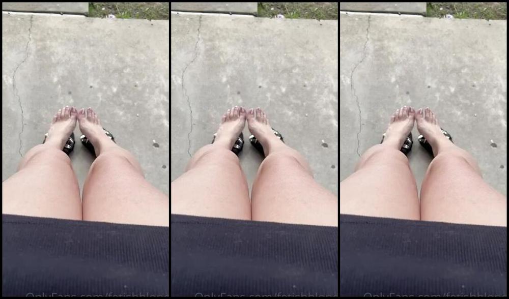 Foot Fetish Blonde Nicknamed Fetishblonde Onlyfans Watch Me Wiggle And Spread My Toes In The Sunshine Full Legs Out Showing Off My Curvy Thighs And