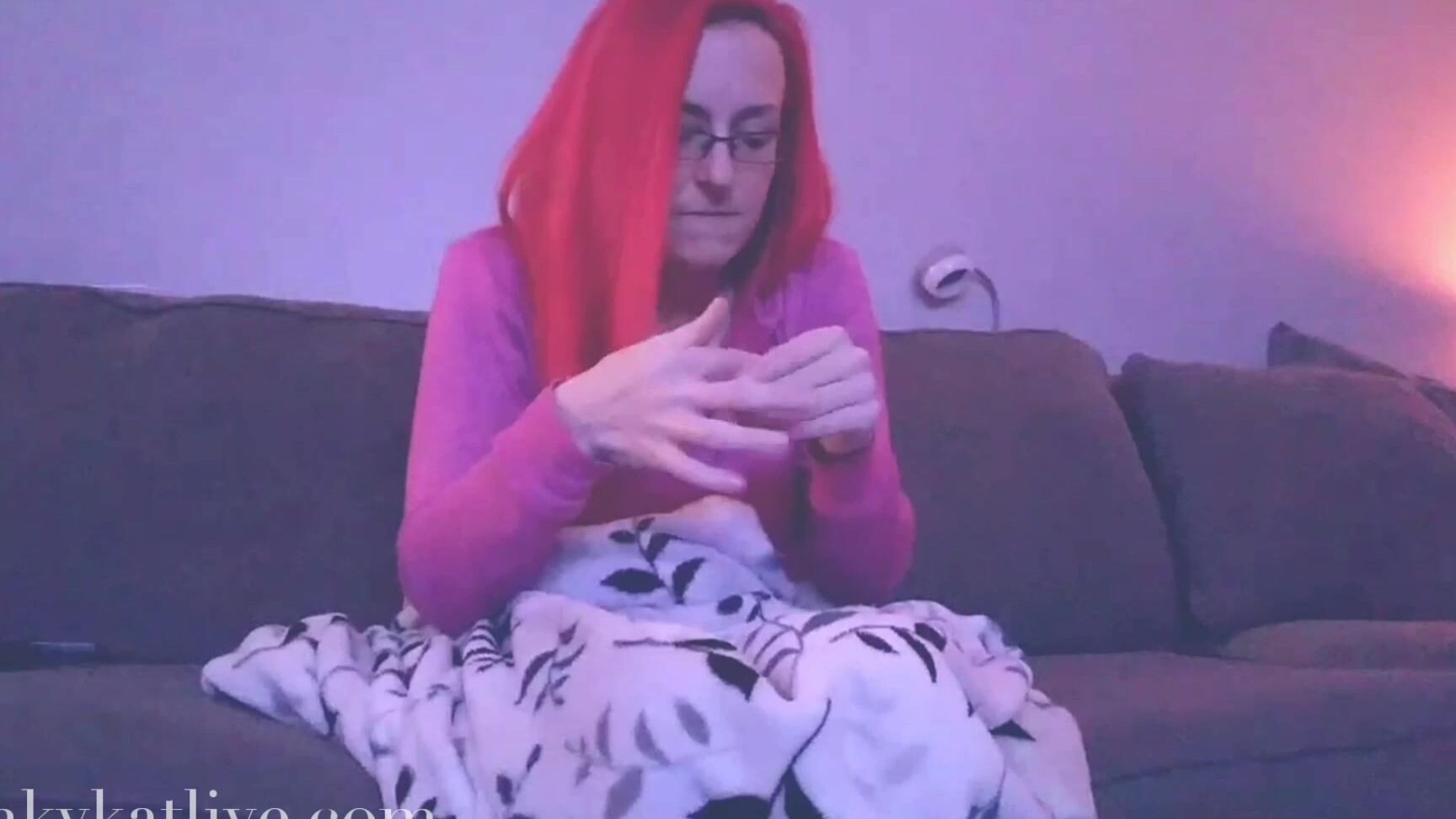 Kinkykatlive Smoking Peeing