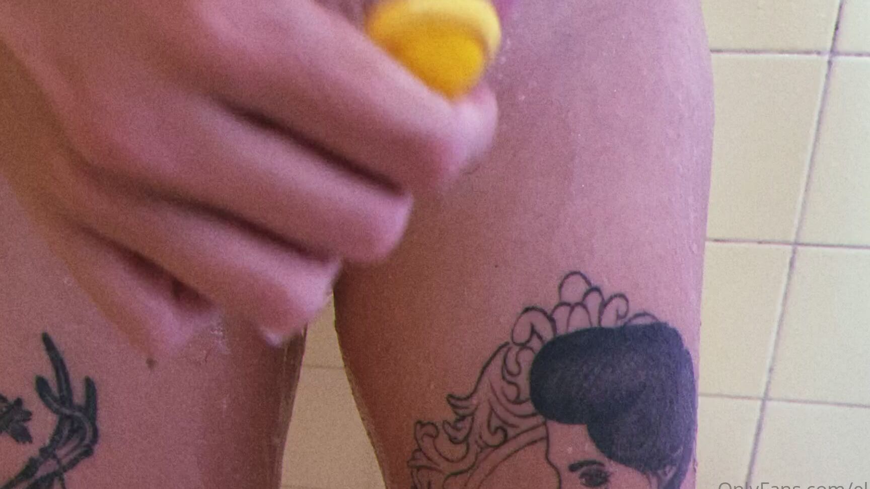 Elle O F 2096733233 04 30 2021 Depilando A Bucetinha