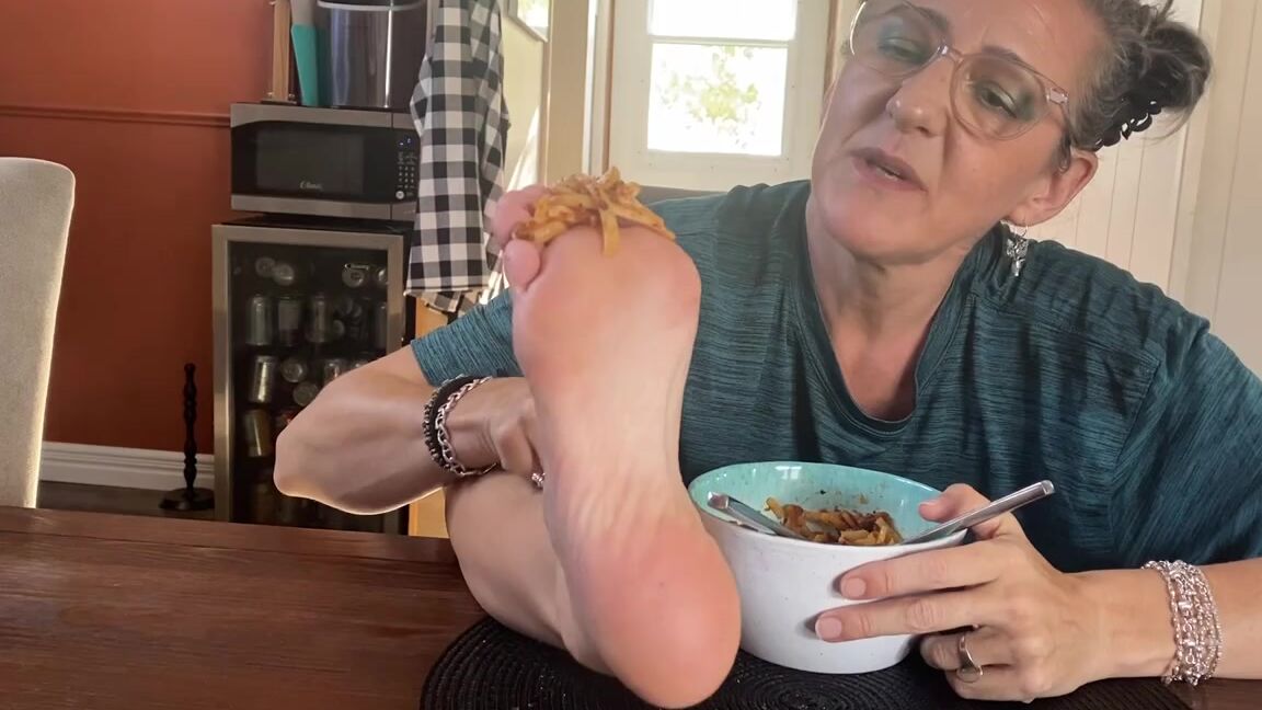 Lezlyan Nicknamed La Little Dancer Feet Onlyfans Yesterday I Posted A Batch Of Photos Of Me Sitting At The Table Eating My Food