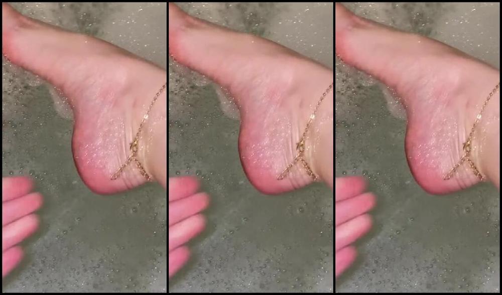 Waifu Jess Nicknamed Waifufeetmilkog Onlyfans Bubble Bath