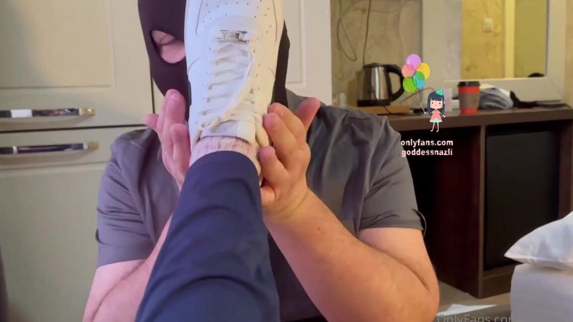 Onlyfans Model Goddess Nazli Aka Goddessnazli Yen Ayakkabimin Sokakta Le Gb Olan Tabanlarini Ylece Birakamazdim 1 Shoe Licking