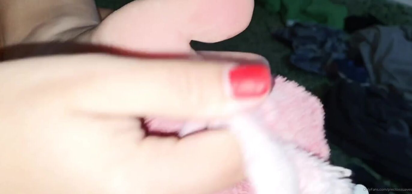 Piecitossuaves Nicknamed Piecitossuaves Onlyfans My Feet After Long Day And Take A Shower My Feet Hurts Me My Feet Need