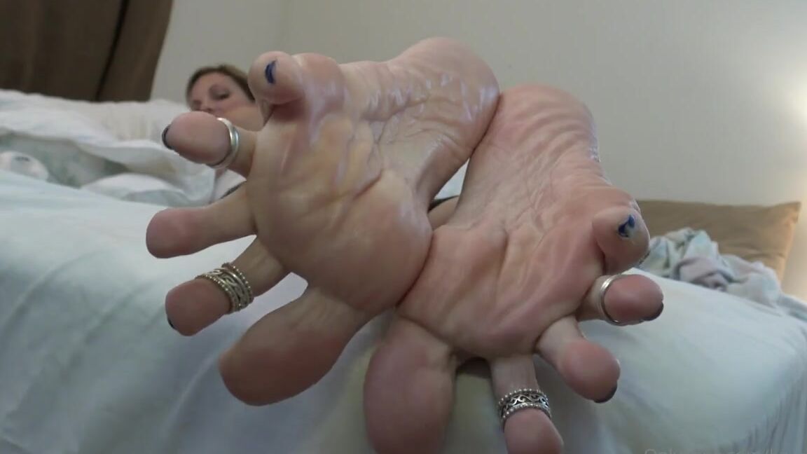 Karakinky Onlyfans You Came In Right Before I Was Ready For Bed But Before I Go To Bed You Know I Always Have To Loti