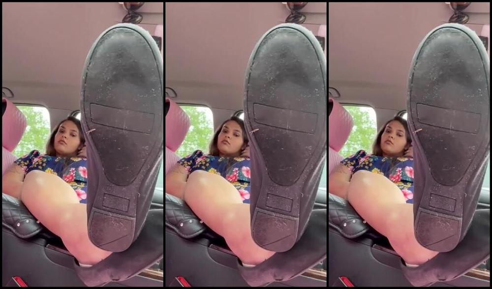 Pediqueensoles Nicknamed Pediqueensoles Onlyfans Who Wants To Pull Up On Me And Worship My Stinky Ass Feet Fresh Out These