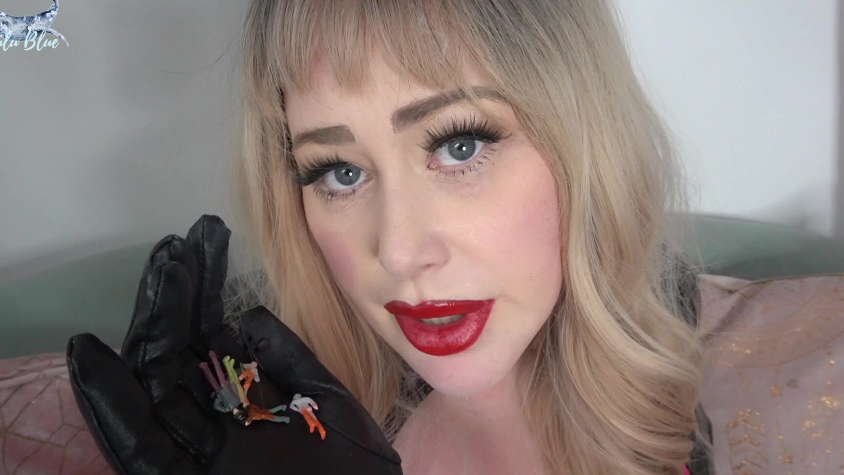 Lulublue X Giantess Vore Handfuls Of Tiny Men