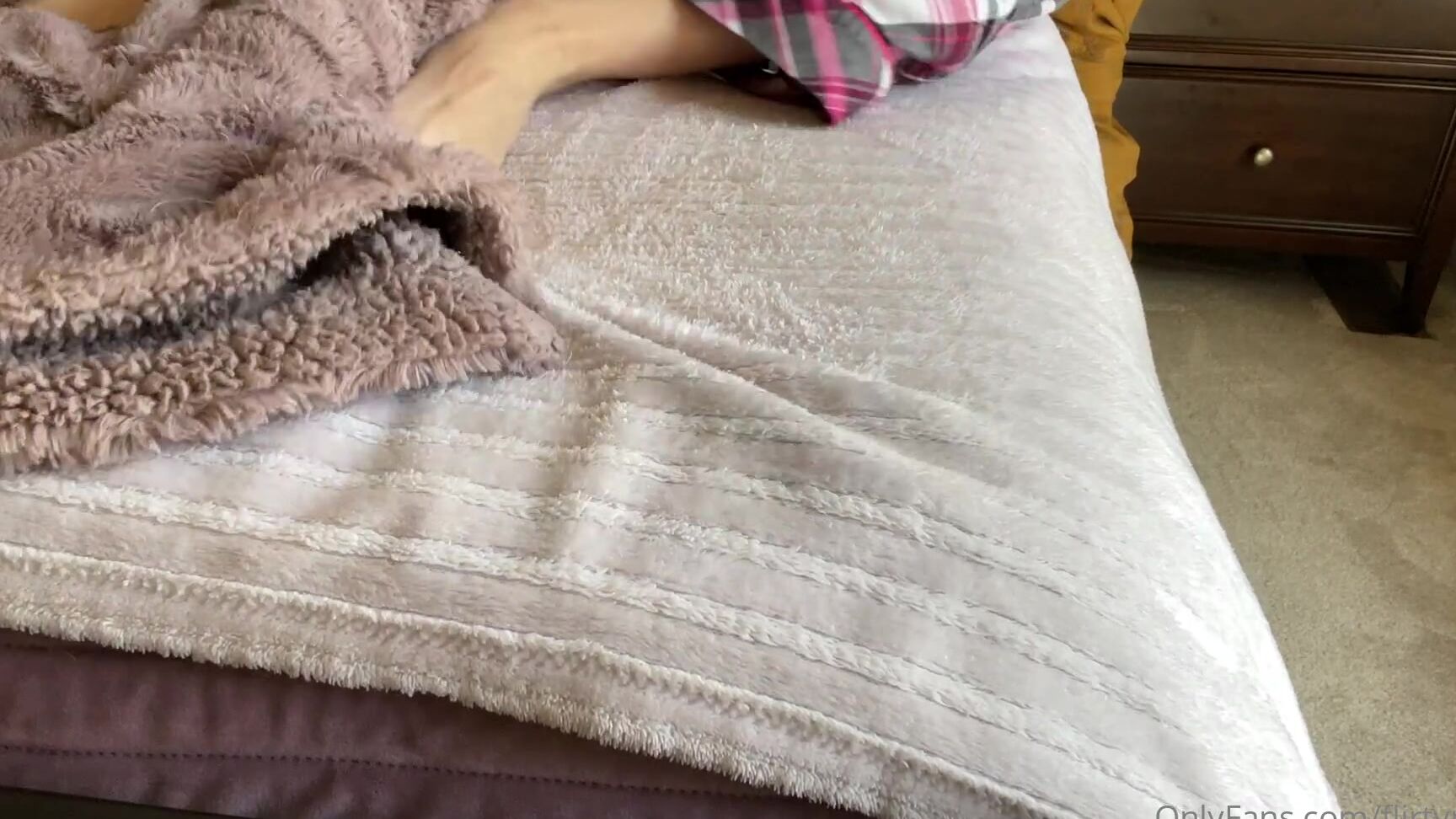 Flirtypaws Napping On A Lazy Sunday When The Cameraman Decided To Wake Me Up Watch My Feet While I G