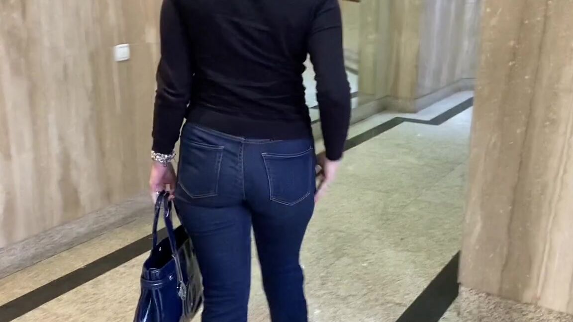 Prettyprincess220 11 22 2022 Onlyfans Video We Wear Jeans On The Stairs You Can See The Whole Ass Lugi Have Gone Down