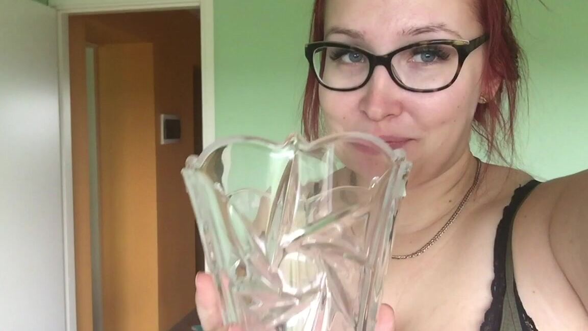 Ruby Rose Fetish Bbw Piss Pee In The Vase Full Bladder
