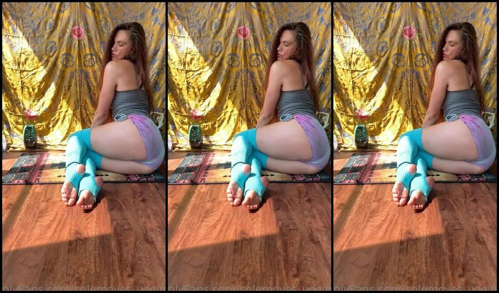 Sole Kissed Nicknamed Solemoves Yogitoes Onlyfans Just A Shy Girl Comin Outta Her Shell