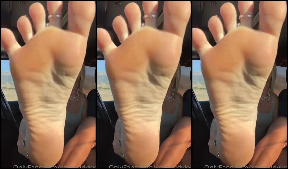 Goddess Kaylee Aka Xomaddykxo Onlyfans Worship My Sweaty Soles After Taking Off My Workout Shoesp
