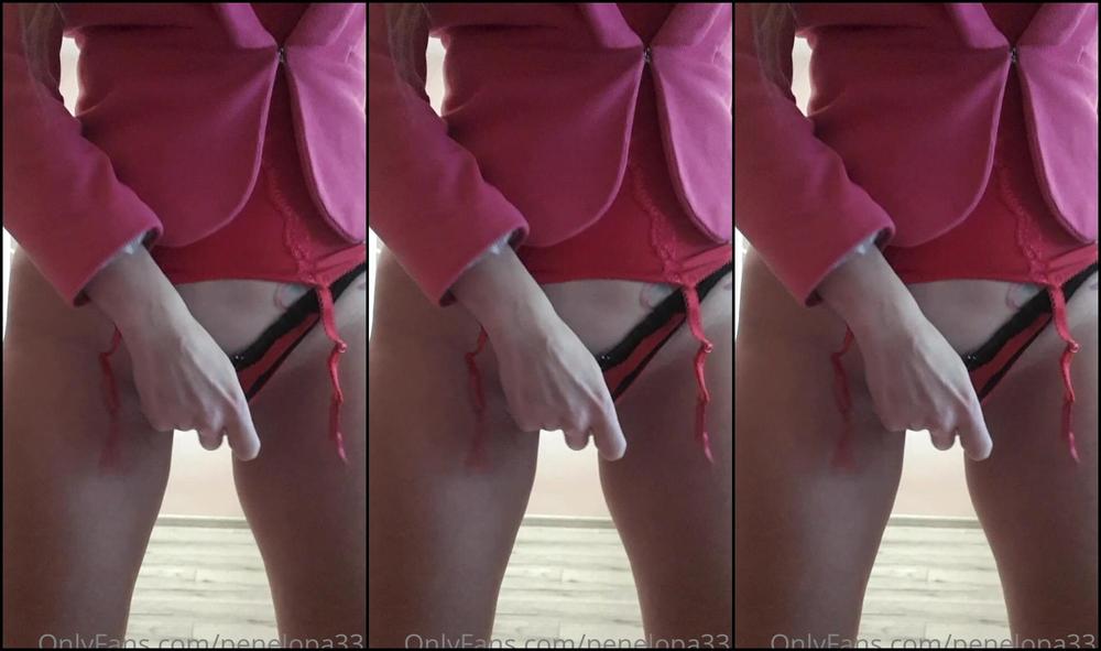 Penelopa Play In Red Strings