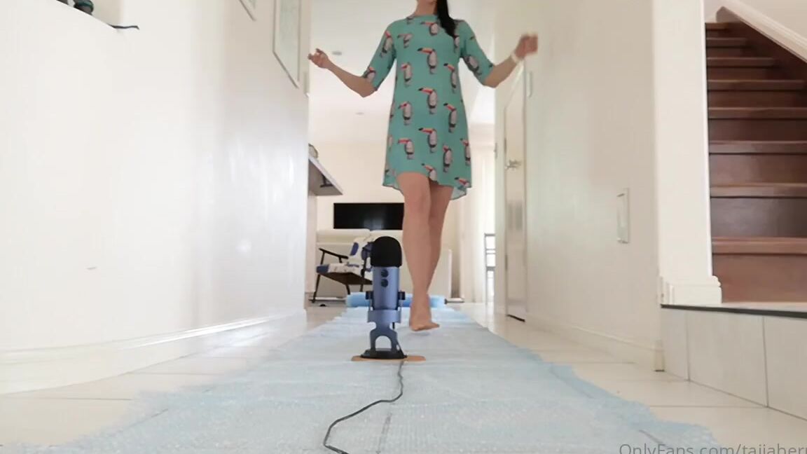 Taija Berryhill Nicknamed Taijaberryhill 02 16 2023 Onlyfans Video Toes Soles Legs And A Bubble Wrap