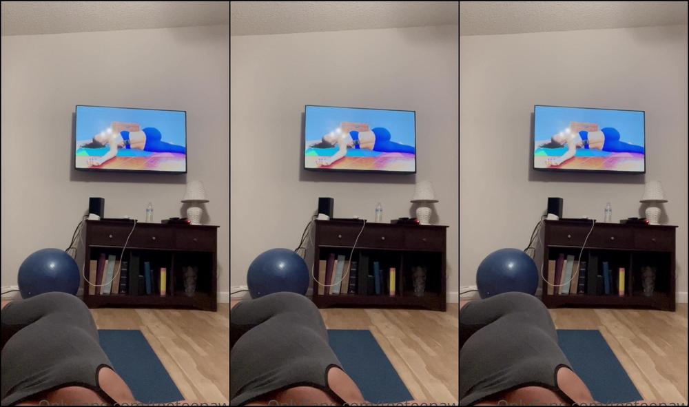 Teeteepawg Yoga Time