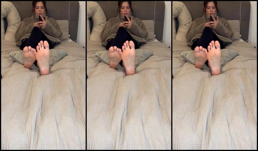 Germangirlnextdoor95 Onlyfans Just Chilling On My Bed Put My Feet In Front Of You Ignore You And Doing Nothing I Love B25