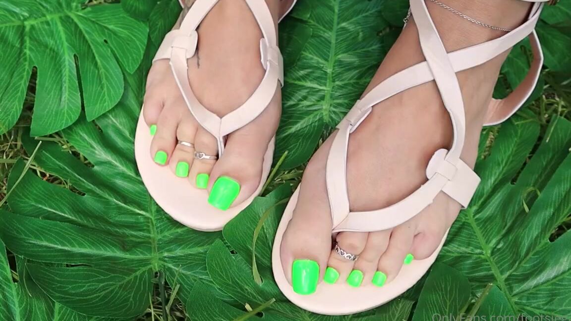 Footsiegalore Onlyfans Vid Version Come In Super Close And Admire My Cute Sandals And These Attention Grabbing Tootsies