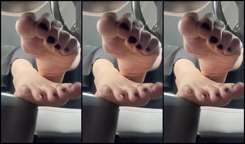 Nina Aka Fityoginina Onlyfans Scrunching My Soles For You Fresh Out Of My Uggs I M Traveling To Film With Bellsfeetandass And