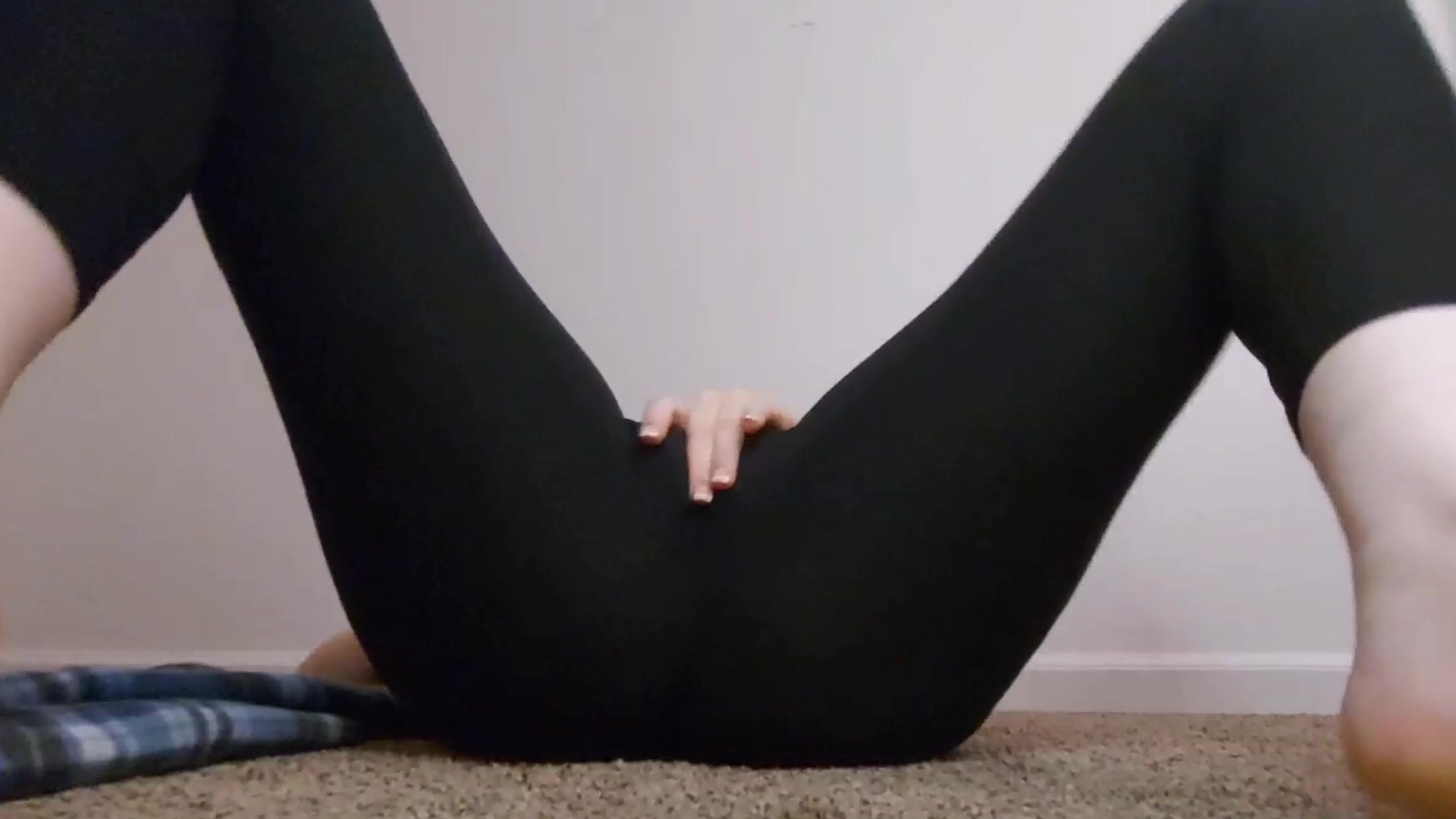 "Lizzymaestro" masturbation, milf, mommyroleplay, taboo, yogapants Mommy s Yoga Pants manyvids