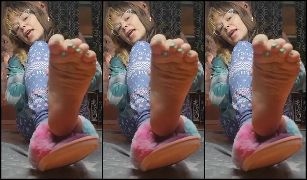 Tays Toes Nicknamed Taystoes 11 30 2023 Onlyfans Video Slippers Removal Soles Tease Featuring The Fuzzy Slipper I Got For Christmas Last Year