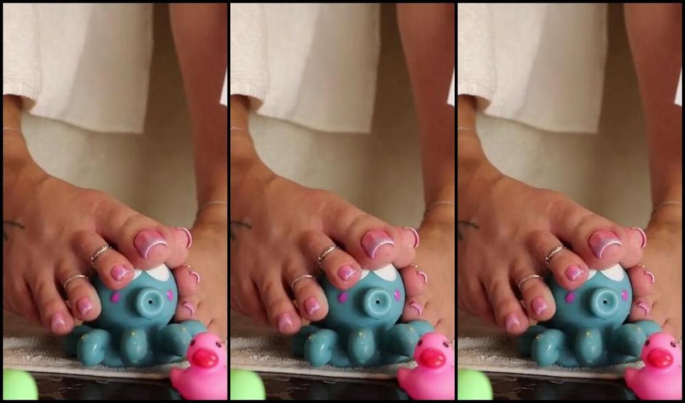 Footsiegalore 02 27 2025 Onlyfans Video Naughty Bath Toys Get Caught These Little Guys Were Peeking At Me Sneakily While I Bathed 2Kk