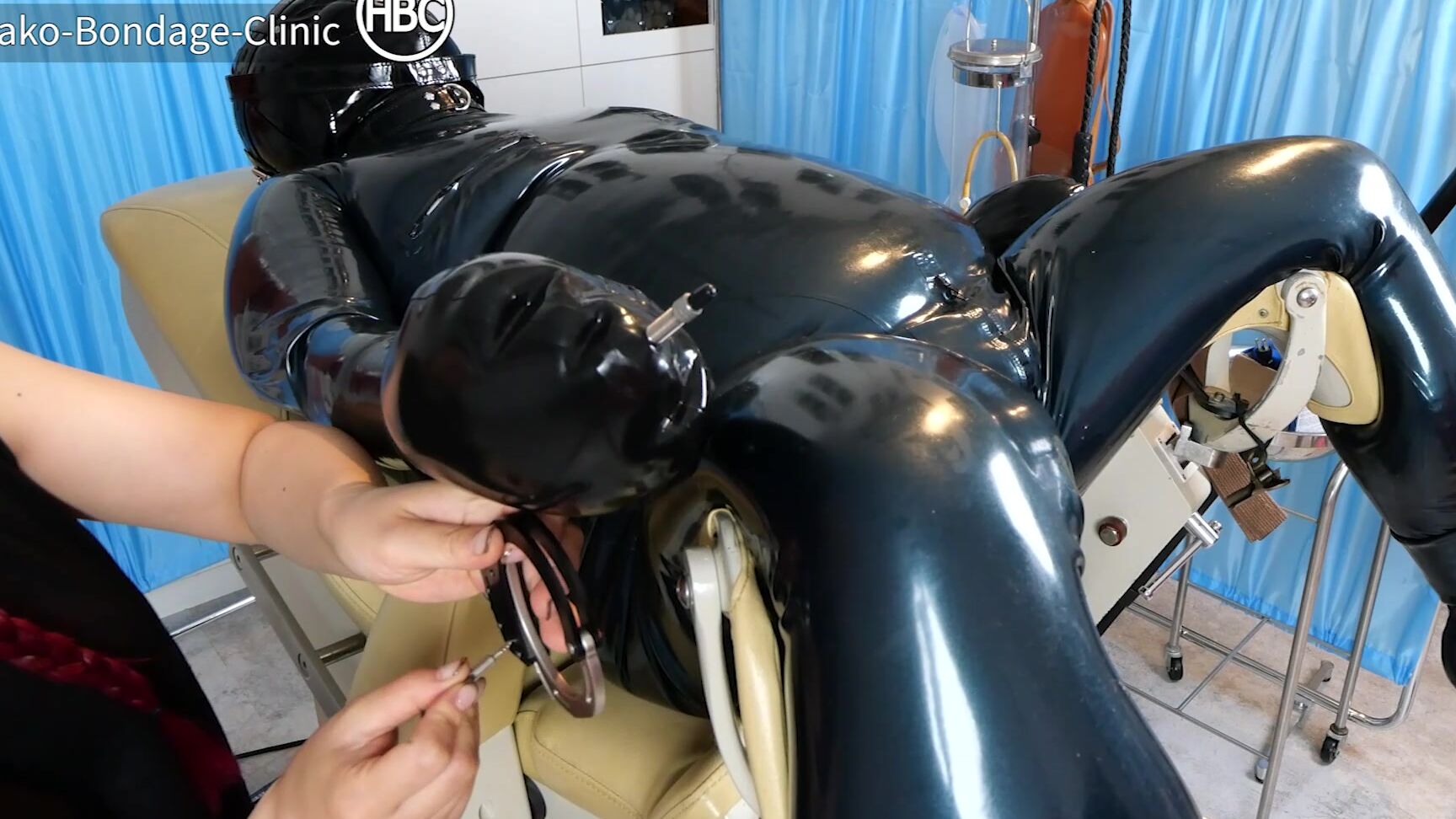 286Lb 130Kg Latex Sub Vs The Gynecology Chair