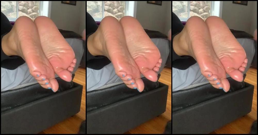 Foot Therapy Nicknamed Atlfoottherapy 11 22 2022 Onlyfans Video Watch My Soles Get Splashed