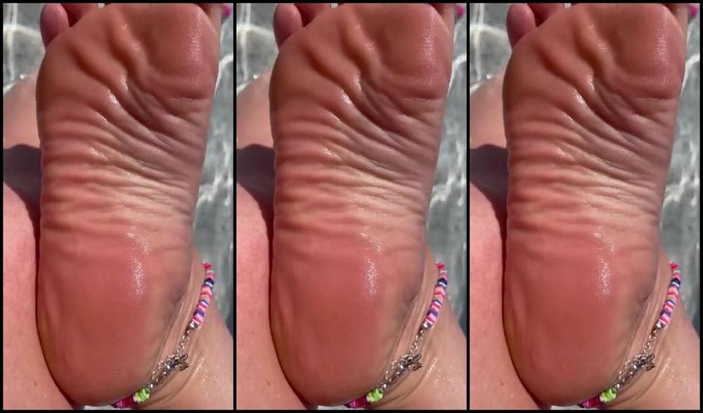 Adventuretoeskat Nicknamed Missadventuretoeskat Onlyfans They Look So Good When They Are Wet Don T They 1