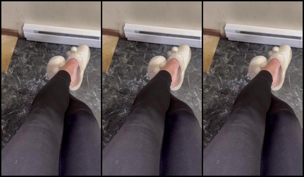 Soldmysolesforink Nicknamed Soldmysolesforink 01 04 2024 Onlyfans Video Besides The Toy Squeak In The Background 6W2N