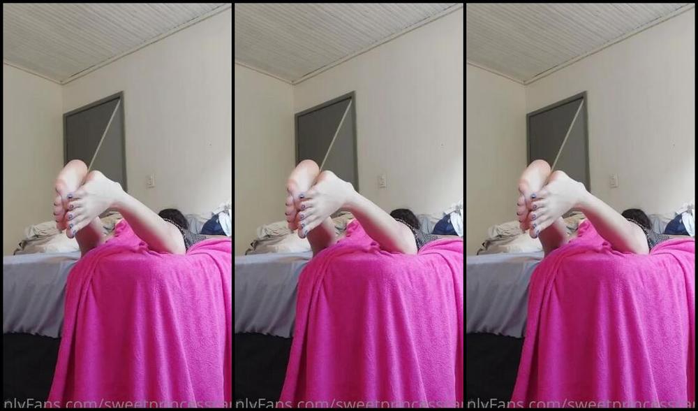 Sweetprincesscandy Nicknamed Sweetprincesscandy Onlyfans Its A Hot Day Isnt It Im Soooo Bored While Browsing On Social Media Til The