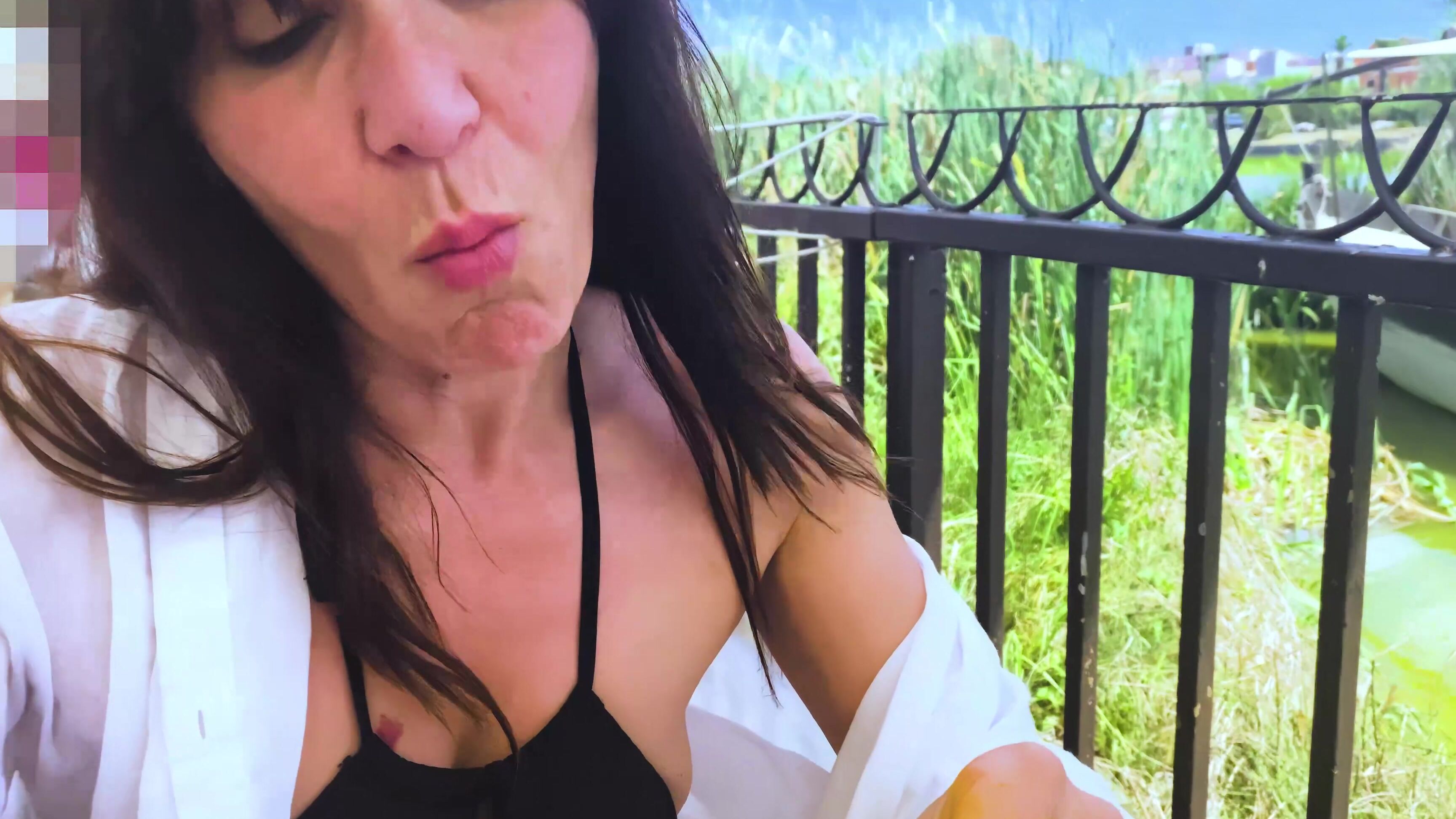 Elsa Ropes Eating Lobster In A Disgusting Way